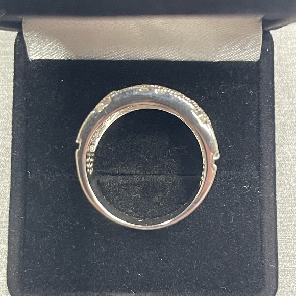 Ladies Fashion Ring - Picture 2 of 3